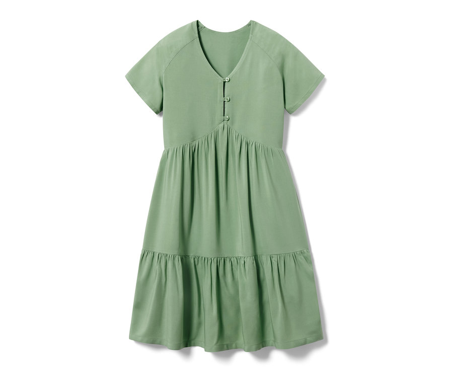 Robe étagée verte pour enfant avec des manches courtes et des boutons sur la poitrine.