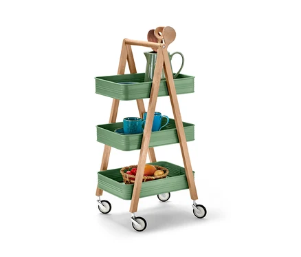 Un chariot de service de cuisine à trois niveaux avec des étagères vertes et un cadre en bois. Des fruits, des tasses et un pichet sont placés sur les étagères.