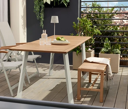 Deux chaises « Liska » avec dossier haut sont placées à côté d'une table étroite à rallonge « Liska ». Deux lampes de table à LED sans fil en métal sont posées sur la table.