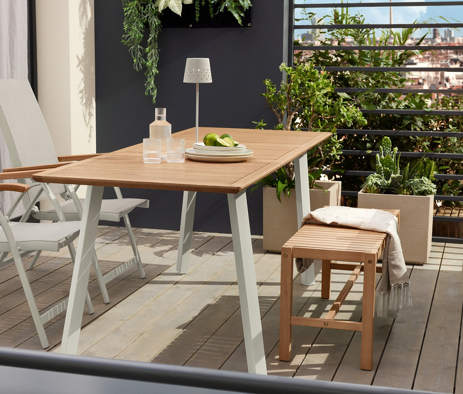 Deux chaises « Liska » avec dossier haut sont placées à côté d'une table étroite à rallonge « Liska ». Deux lampes de table à LED sans fil en métal sont posées sur la table.