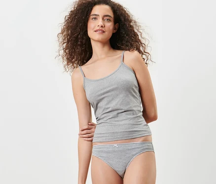 Femme posant en sous-vêtements et 4 slips.