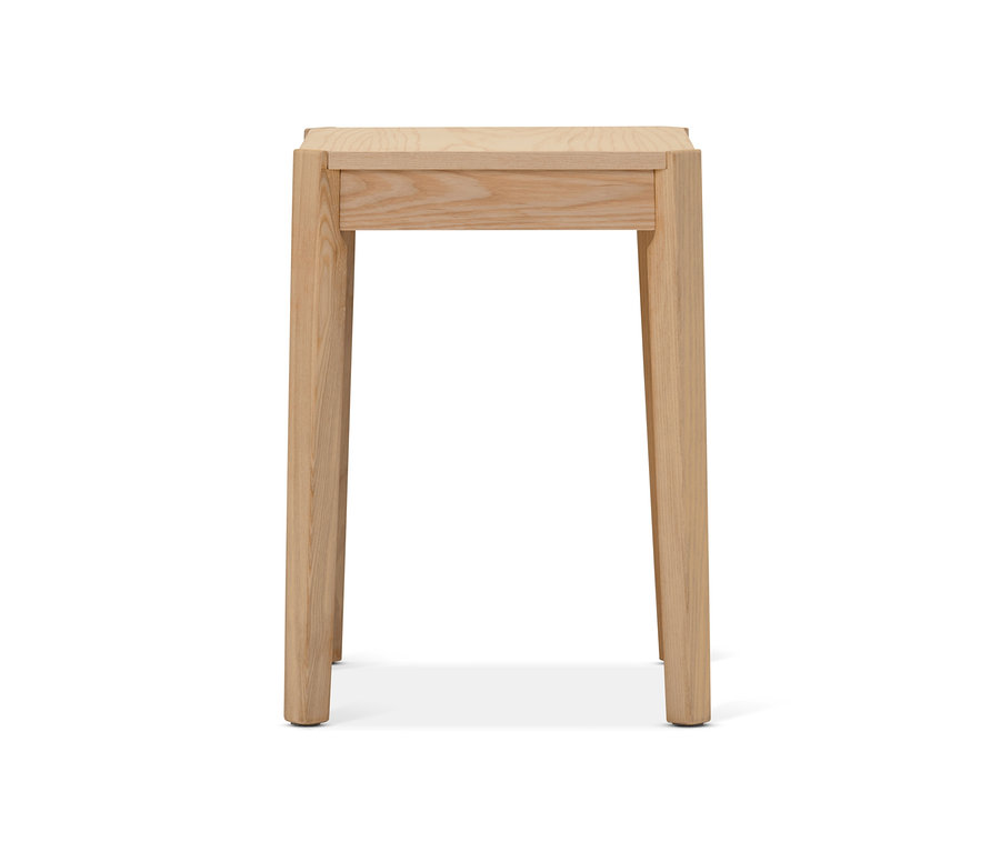 Tabouret en bois de frêne sur fond blanc.