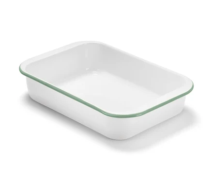 Un moule à gratin en émail blanc avec un bord vert.
