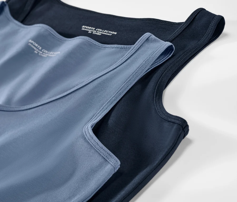 Gros plan sur deux tops bleus/bleu marine.