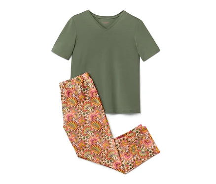 Pyjama vert avec pantalon floral.