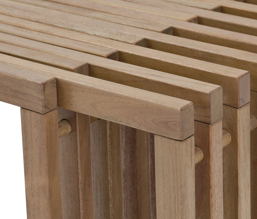 Gros plan sur un banc dépliant en bois d'acacia.