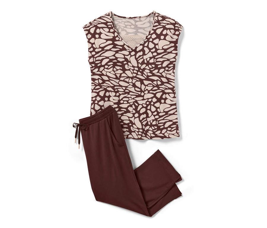 Un pyjama marron avec de la dentelle est posé sur un fond blanc.