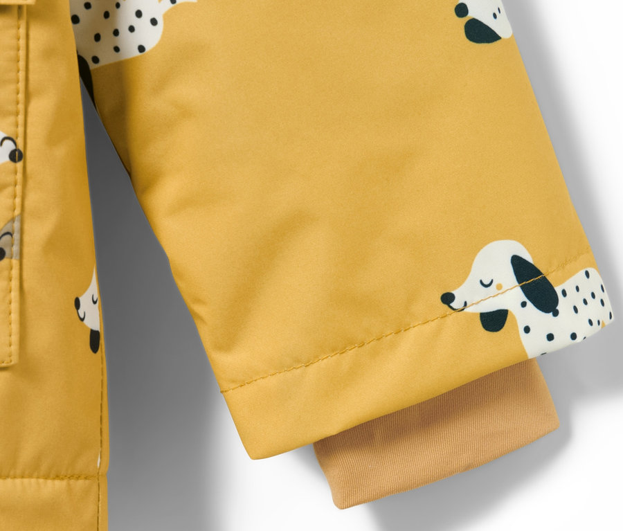 Détail d'une veste de pluie thermique pour enfant avec un motif de dalmatien.