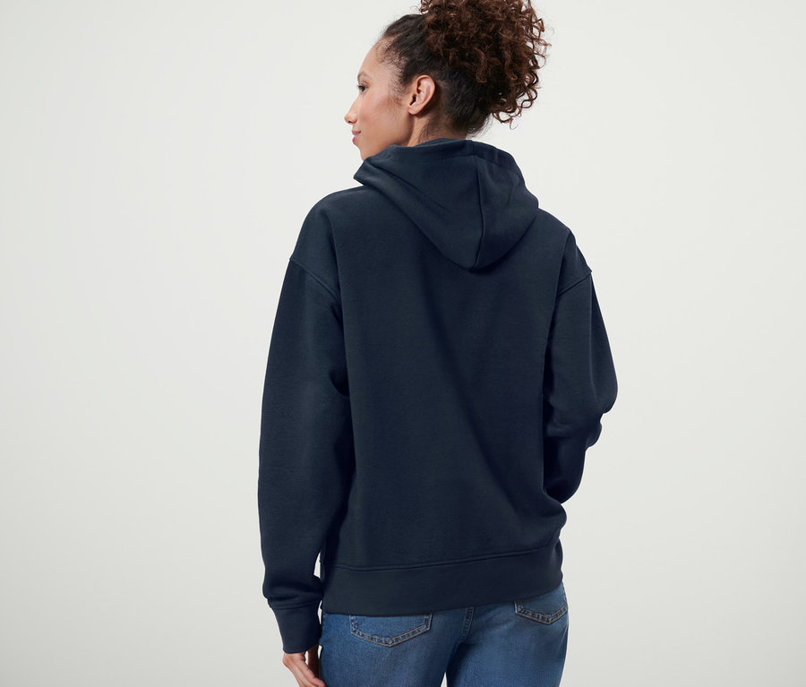 Femme portant un sweat-shirt à capuche bleu foncé.