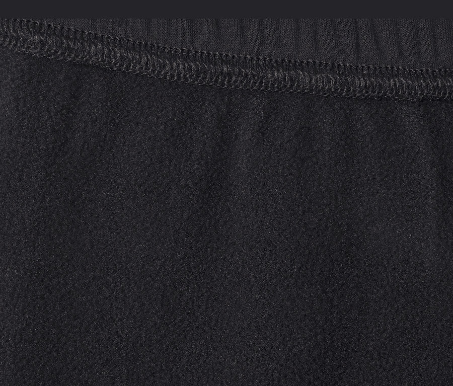 Gros plan sur un legging thermique noir pour enfant.