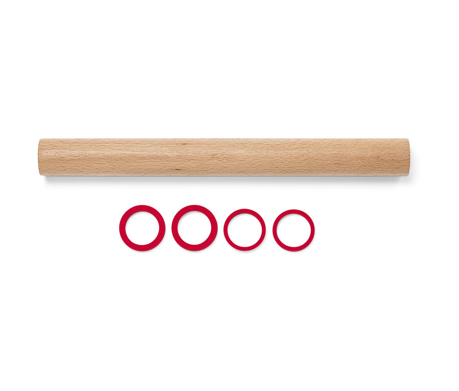 Un rouleau à pâtisserie en bois et quatre anneaux rouges.
