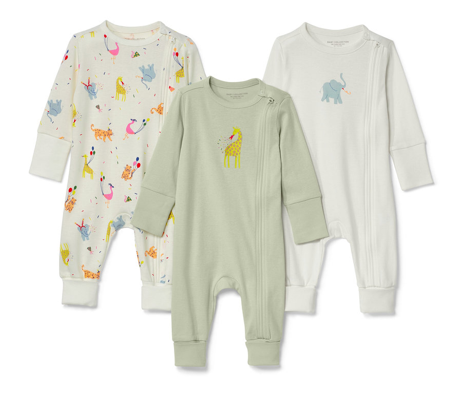 Trois pyjamas à manches longues pour bébé. Un pyjama est blanc avec un motif animalier, un est vert avec une girafe et un est blanc avec un éléphant.