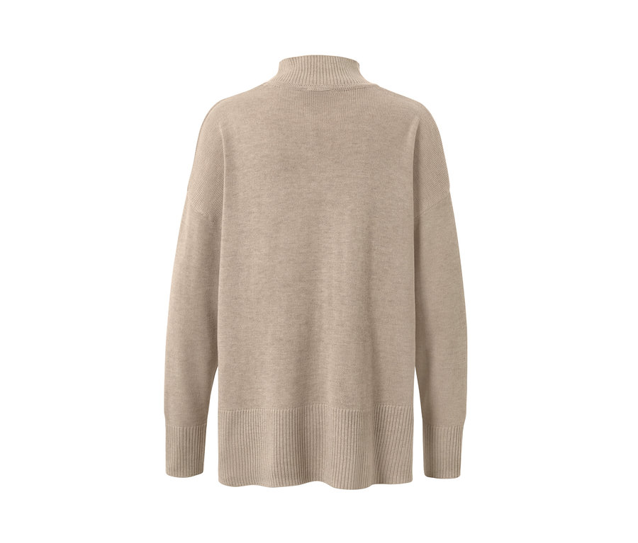 Pull en maille fine beige avec col montant.