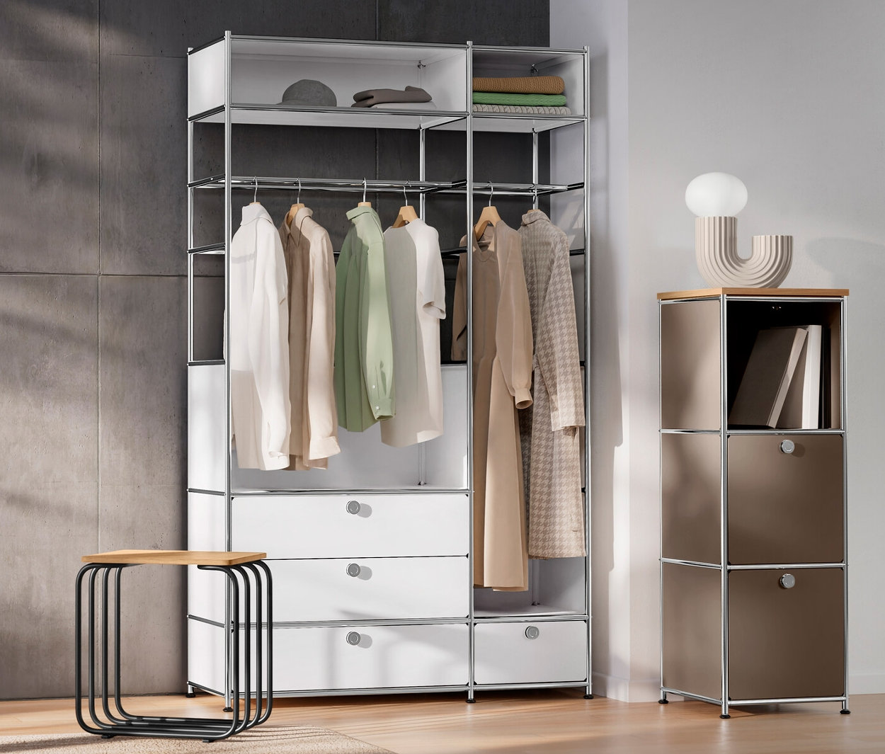 Intérieur avec porte blanche, commode en métal « CN3 » avec 2 tringles et 4 tiroirs, commode étroite en métal « CN3 » avec plateau en bois, taupe, lampe de bureau design LED et tabouret.