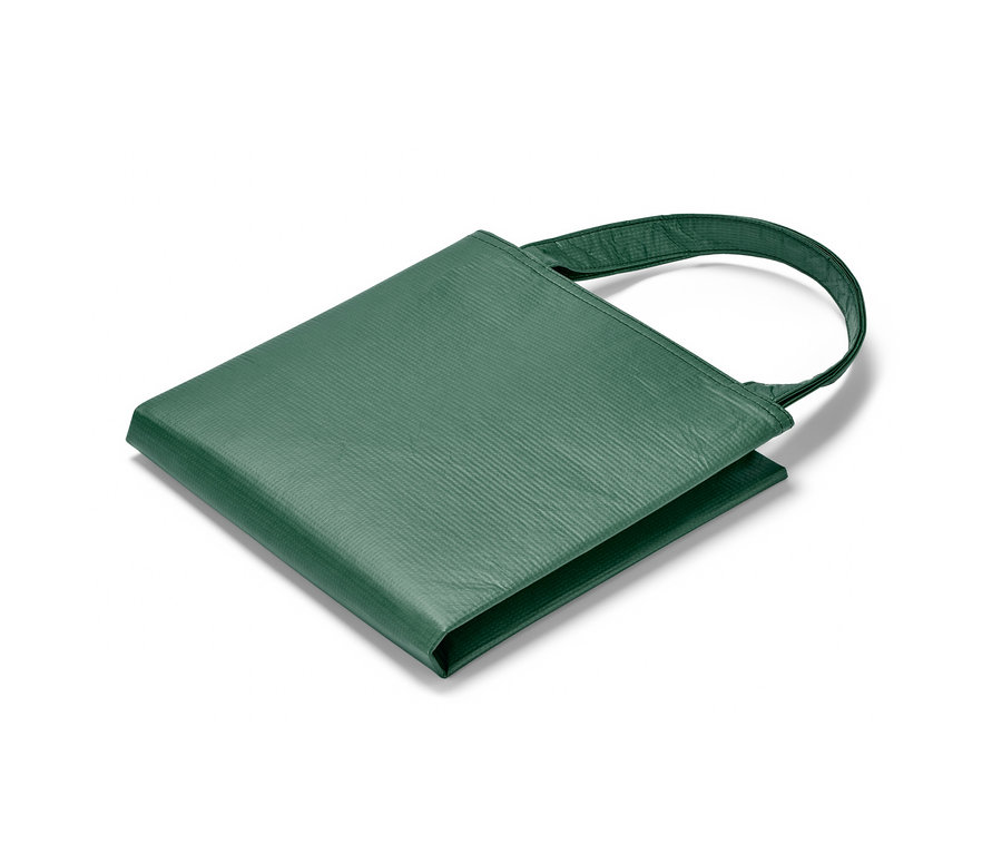 Un sac à déchets de jardin vert fermé avec deux poignées repose sur un fond blanc.