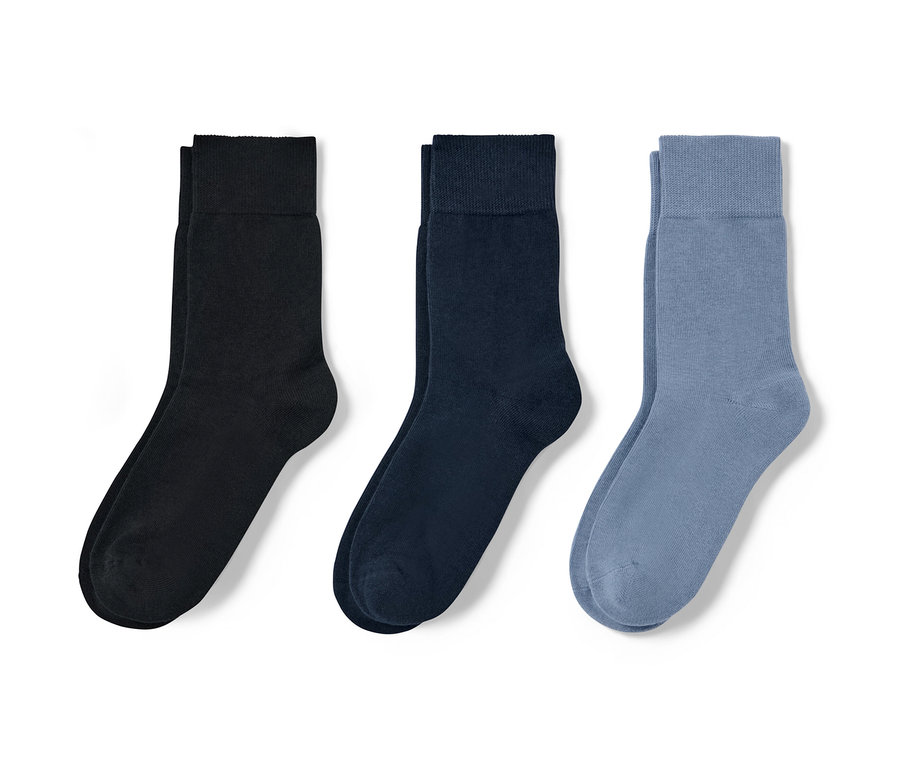 Trois paires de chaussettes foncées.