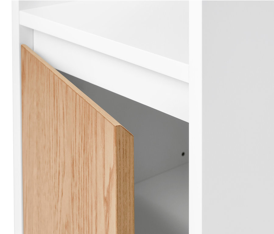 Gros plan d'une armoire haute de salle de bain avec un compartiment ouvert et 2 portes, dont une est légèrement ouverte.