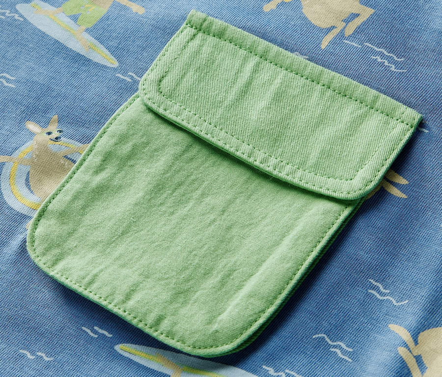 Gros plan sur un t-shirt pour enfant avec une poche.