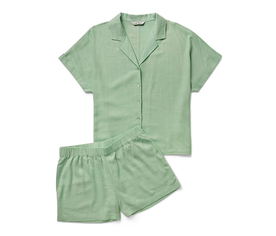 Un ensemble de pyjama shorty vert est posé sur un fond blanc.