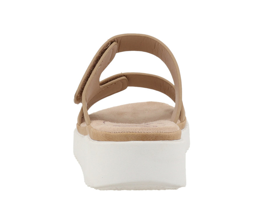 Vue arrière d'une sandale Romika en PU couleur sable avec une semelle plateforme blanche.