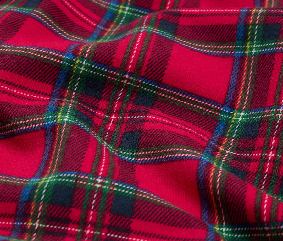 Gros plan d'un tissu rouge à motif tartan.