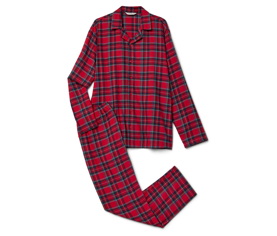 Un pyjama rouge à carreaux avec des manches longues et un pantalon posé sur un fond blanc.