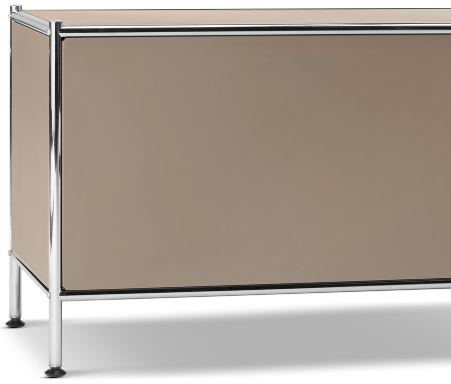 Armoire beige avec cadre et pieds chromés.