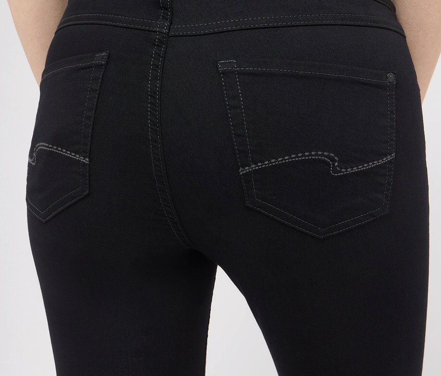 Vue détaillée de l'arrière d'un jean noir pour femme.