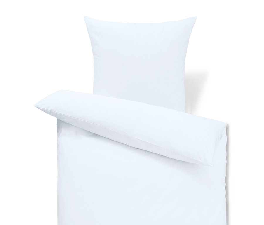 Linge de lit blanc avec oreiller et couette.