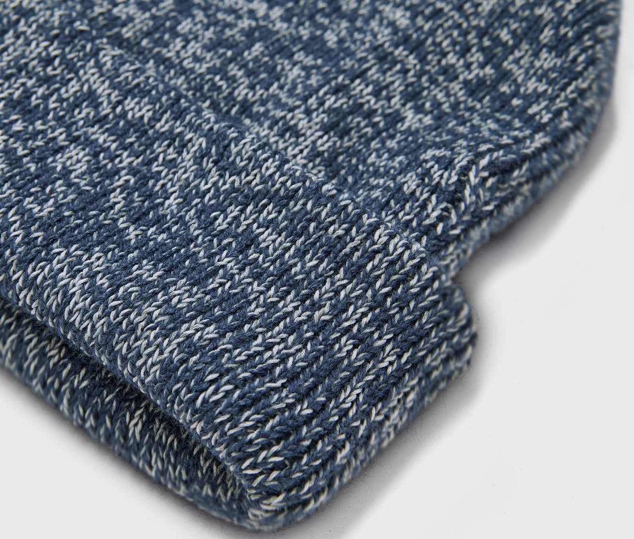 Gros plan sur un bonnet en tricot pour enfant.