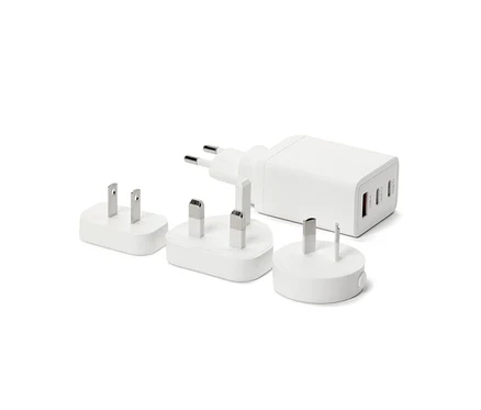 Un ensemble d'adaptateurs de voyage USB blancs.