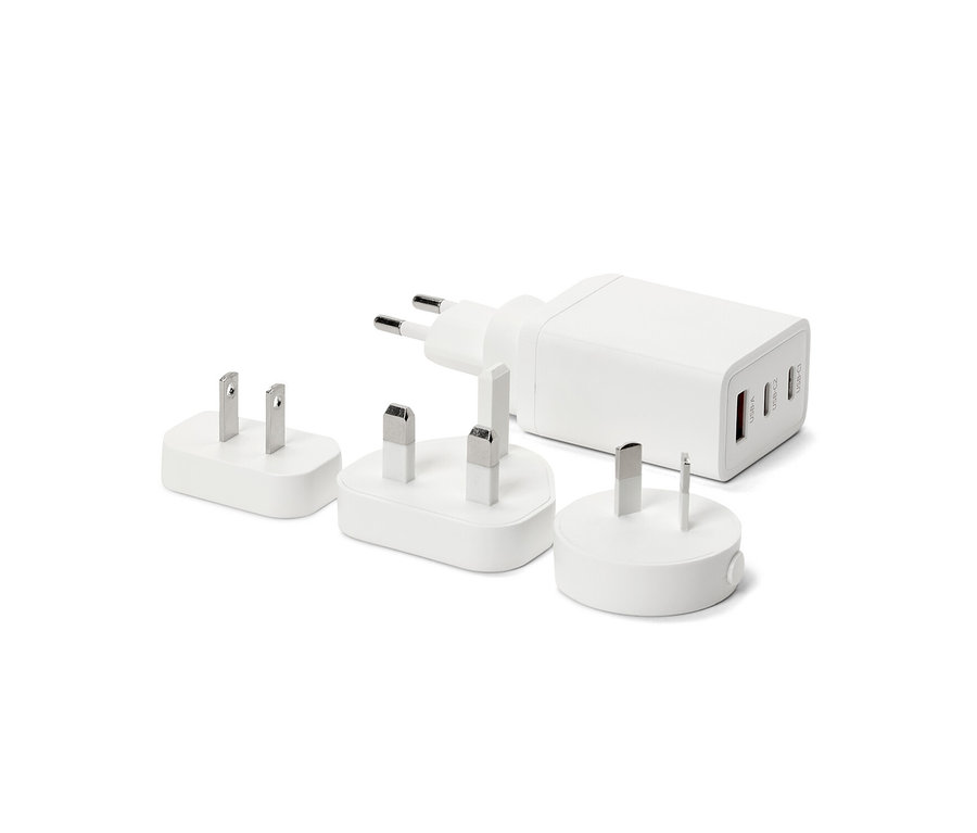 Un ensemble d'adaptateurs de voyage USB blancs.