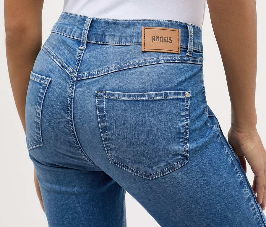 Gros plan d'une femme portant un jean Angels «
onbsp;Ornella Seam
onbsp;» Slim Fit 7/8 bleu clair.