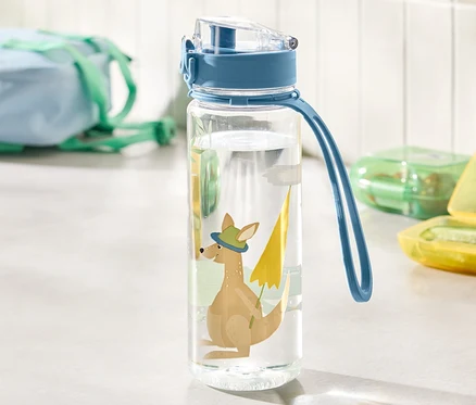 Une gourde transparente avec un motif de kangourou, un couvercle bleu et une dragonne.