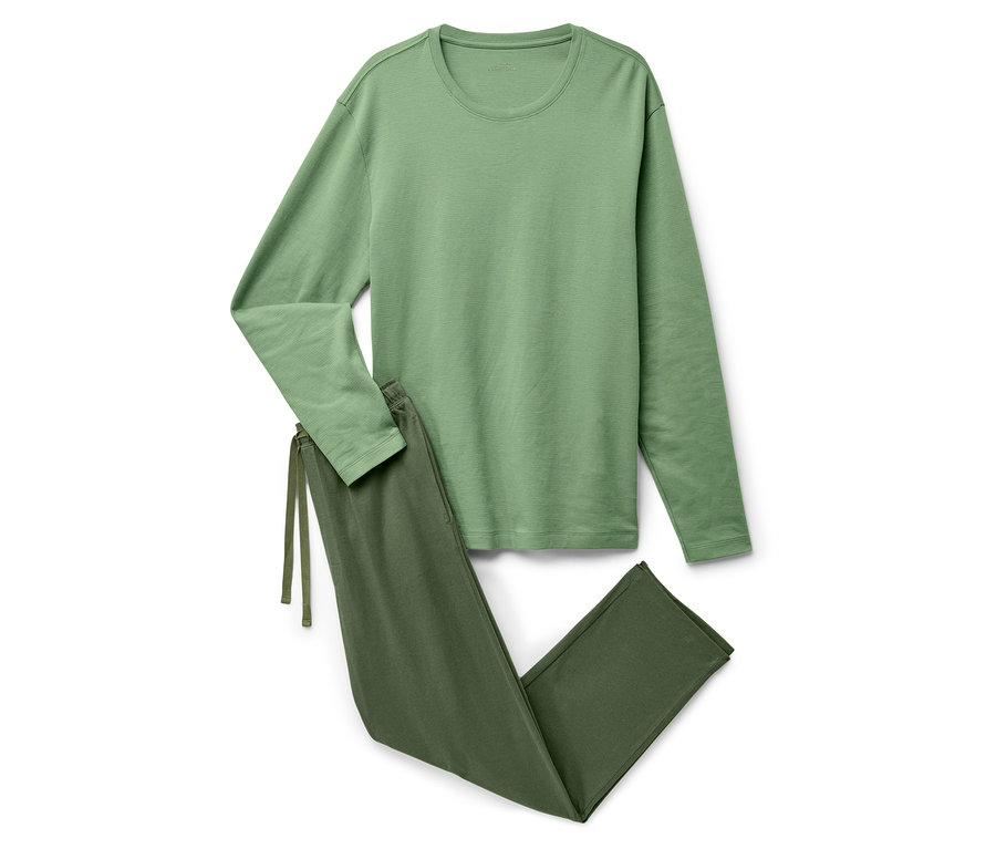 Un pyjama vert à manches longues et un pantalon posés sur un fond blanc.