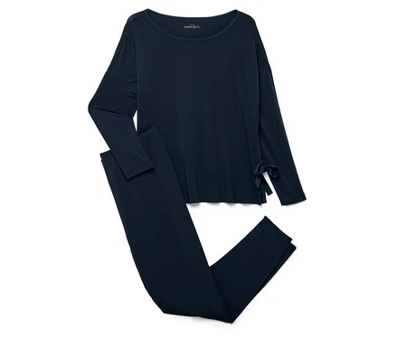 Un ensemble de pyjama bleu marine avec des manches longues et un pantalon.