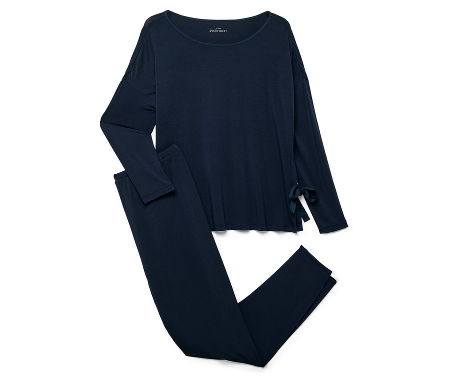 Un ensemble de pyjama bleu marine avec des manches longues et un pantalon.