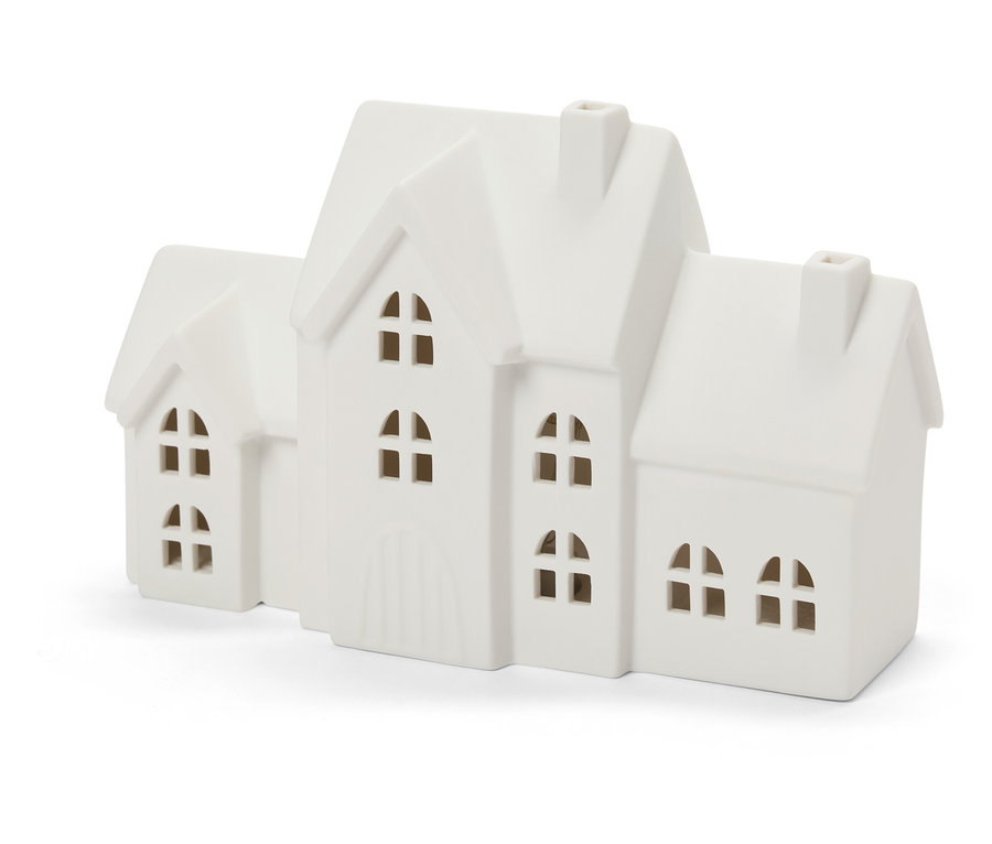 Maison décorative en porcelaine blanche avec quatre fenêtres et une cheminée.