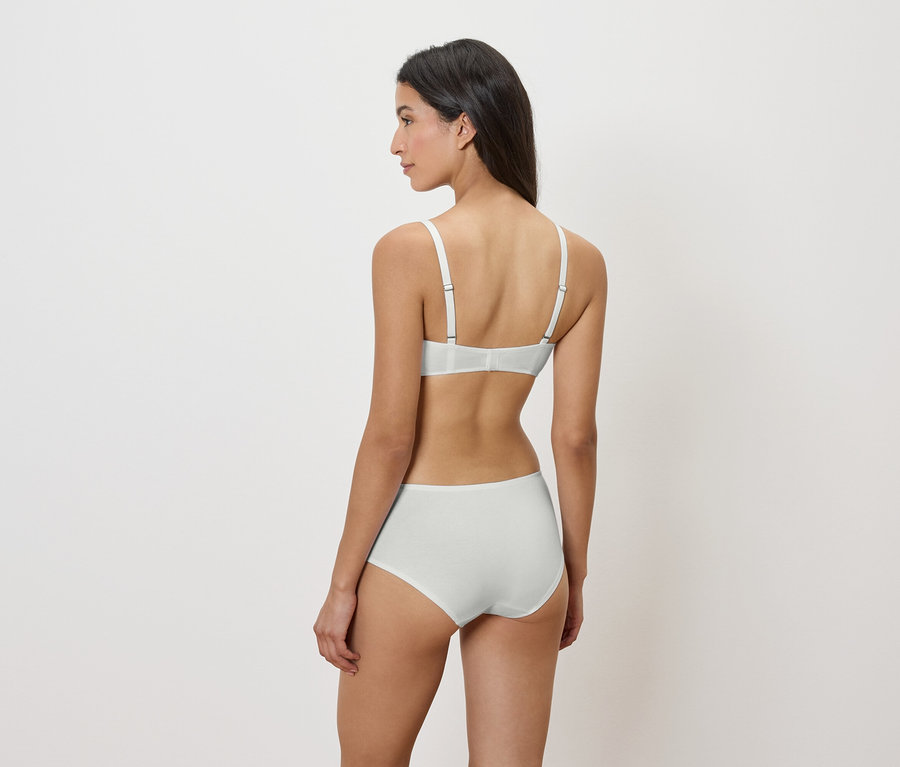Femme de dos, portant un soutien-gorge et une culotte blancs.