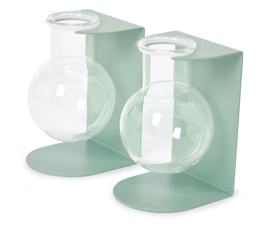 Deux vases en verre dans des supports en métal vert pastel.