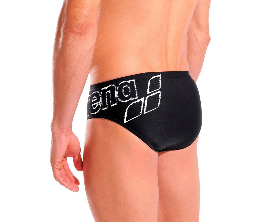 Homme posant en maillot de bain slip arena Scratchy, noir.