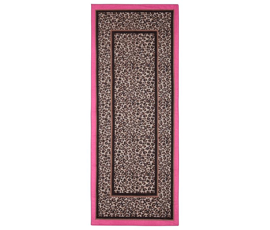 Tapis rectangulaire à motif léopard avec bordure rose.