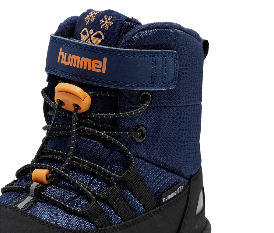 Gros plan sur une botte de neige Tex HUMMEL bleue.