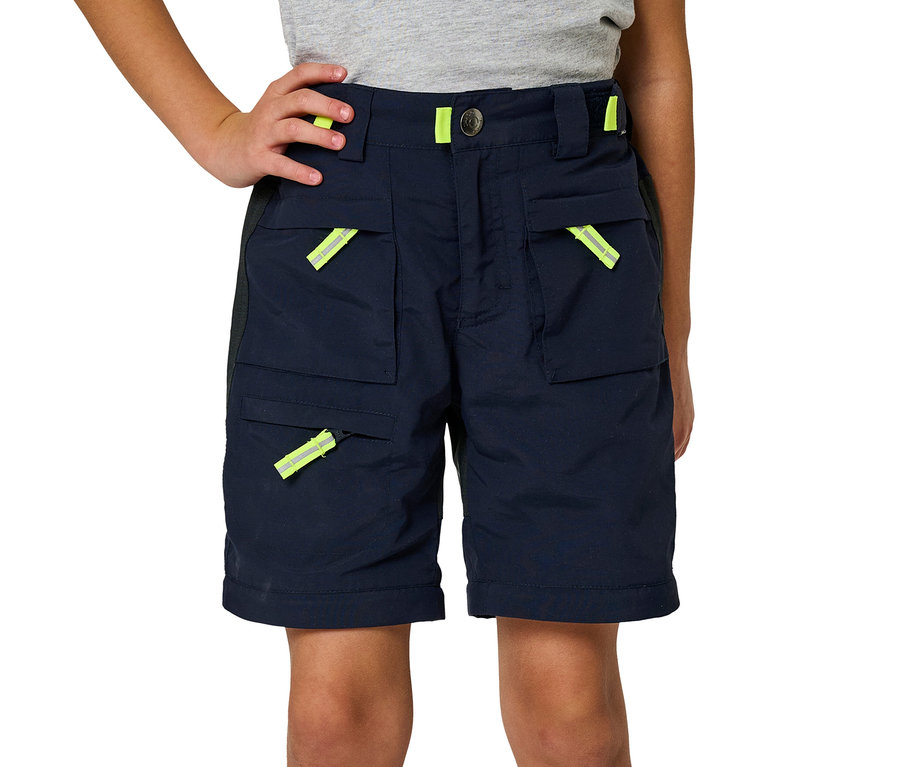 Garçon posant en Jako-O Zipp off Hose marine.