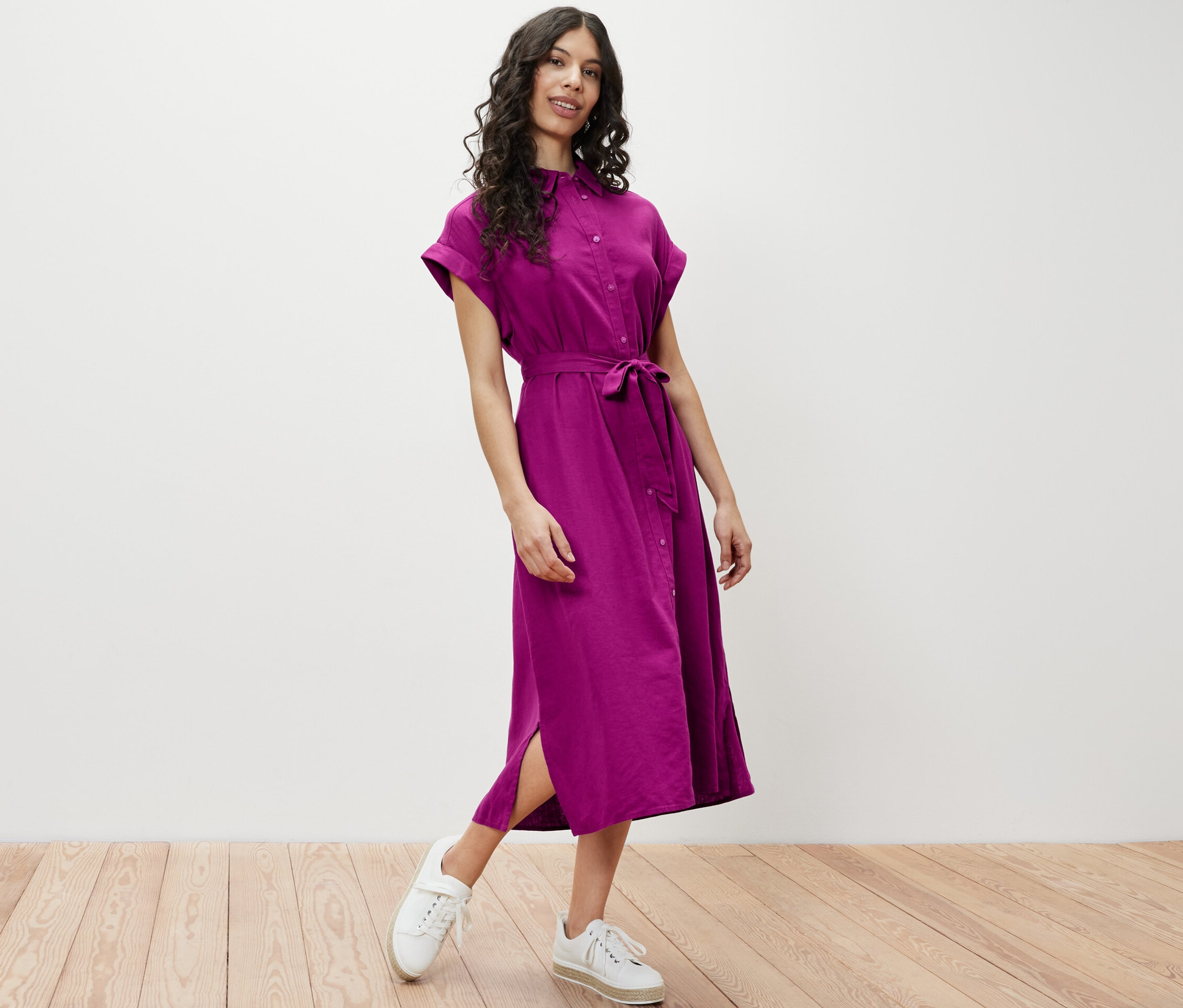 Femme posant dans une robe en lin.