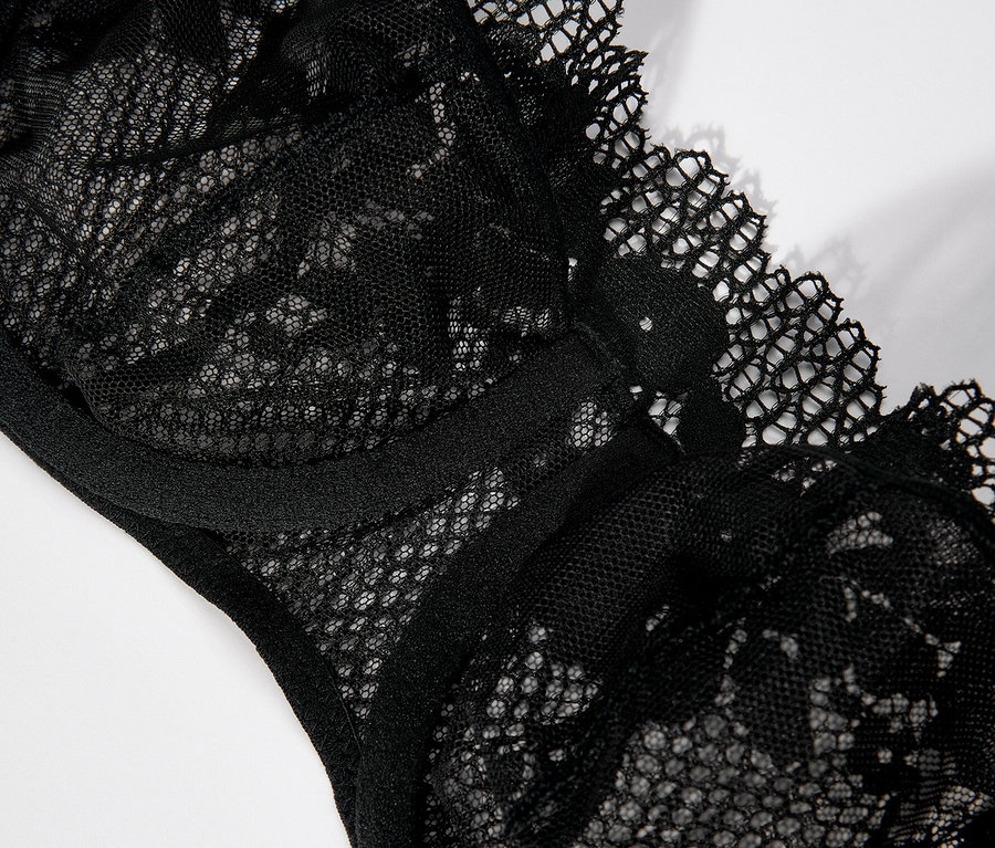 Vue détaillée d'un soutien-gorge bandeau noir « Nina » Passionata avec de la dentelle.