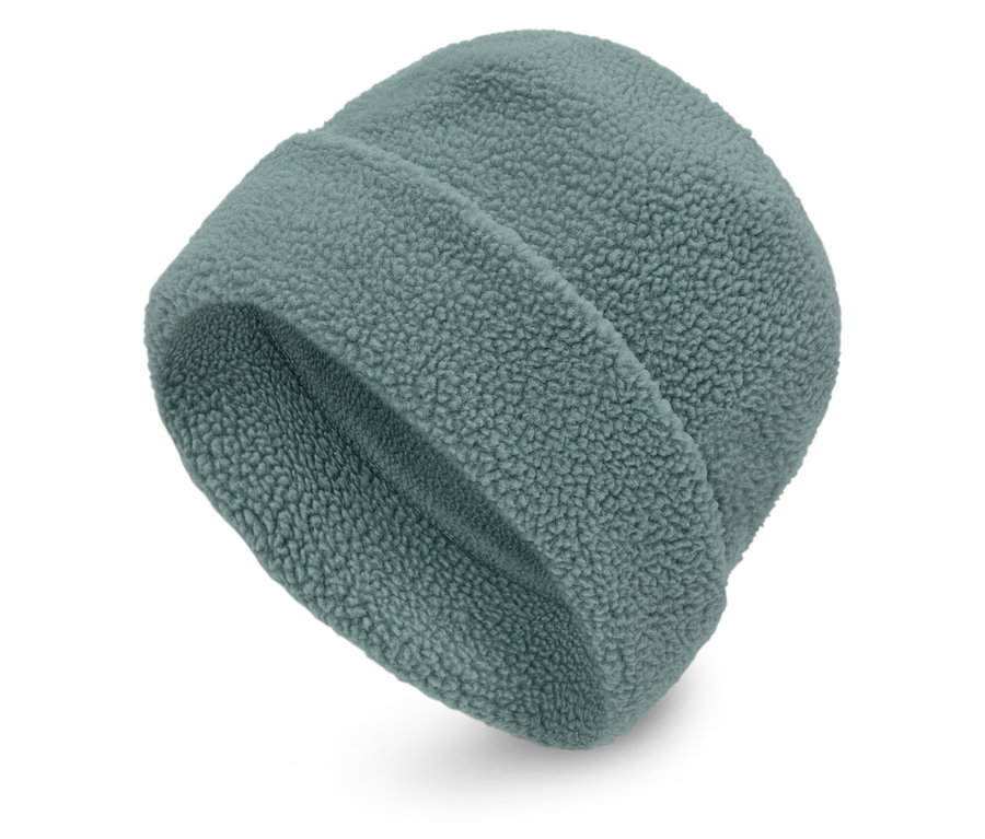 Un bonnet beanie en polaire bleu-vert sur fond blanc.