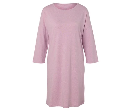 Une robe t-shirt rose à manches trois-quarts.