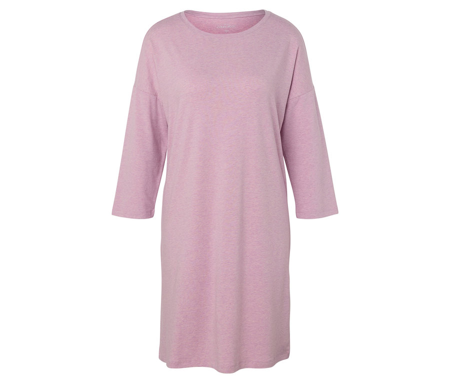 Une robe t-shirt rose à manches trois-quarts.