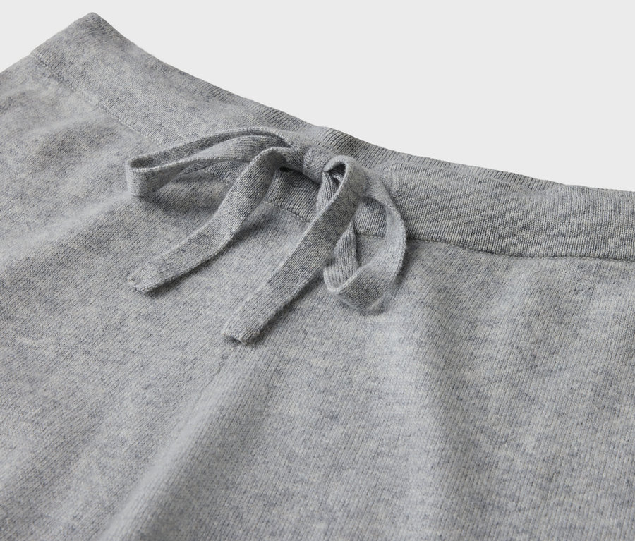 Gros plan sur un pantalon de jogging gris avec cordon de serrage.